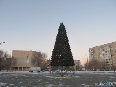 На центральной площади Новотроицка начали устанавливать новогоднюю елку