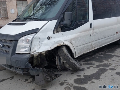 В Новотроицке маршрутка осталась без колеса из-за аварии. Есть пострадавшая