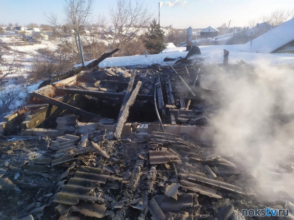 Новотроицкие пожарные тушили загоревшийся дом