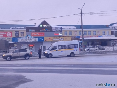 В Новотроицке микроавтобус протаранил иномарку на перекрестке