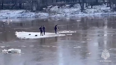 На реке Урал подростки оказались на оторвавшейся льдине (Фото)