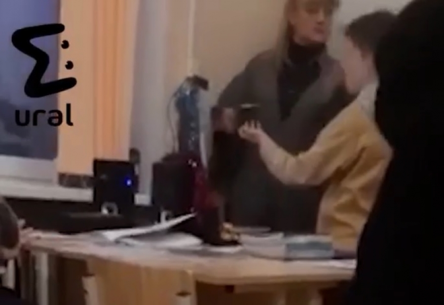 Учительница ударила школьника и порвала его тетрадь (Видео)