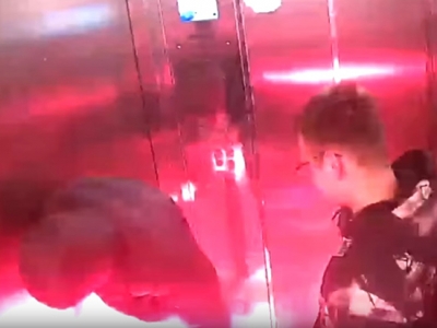 Россиянин в лифте запустил сигнальную ракету себе в штаны (Видео)
