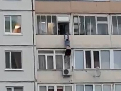 Россиянин в ходе ссоры вытолкнул приятеля с балкона шестого этажа (Видео)