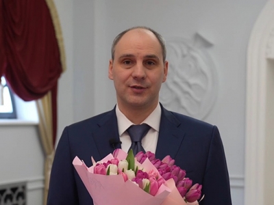 Денис Паслер поздравил оренбурженок с праздником Весны