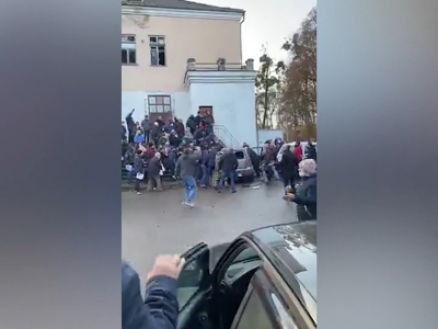 Под Калининградом водитель перепутал педали и влетел в толпу, восемь человек пострадали (Видео)