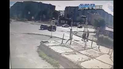 Тройное столкновение иномарок у 2-й Уральской попало на видео