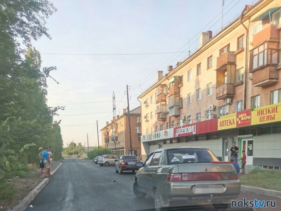 В Новотроицке столкнулись ВАЗ 2110 и Лада Приора
