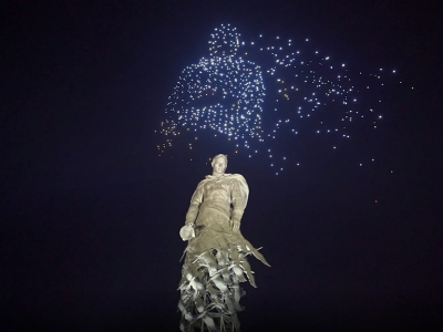 Над Ржевским мемориалом тысяча дронов нарисовала в ночном небе символы Победы (Видео)