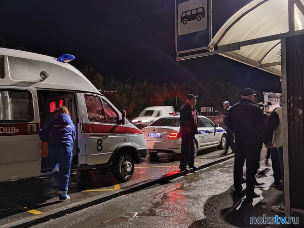 В Новотроицке около Детской поликлиники автомобиль сбил парня