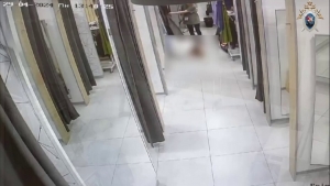 Камера сняла, как мужчина пытался зарезать бывшую жену в примерочной ТЦ