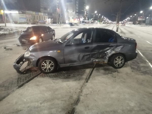 Водитель «Шевроле» спровоцировал аварию на перекрестке у «Ванды»