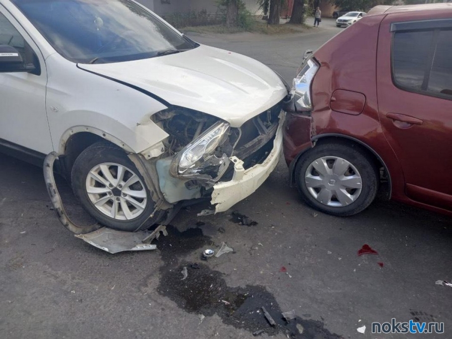 В Новотроицке на Железнодорожной столкнулись три автомобиля