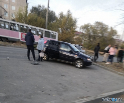 В Новотроицке рядом с детским садом произошла авария