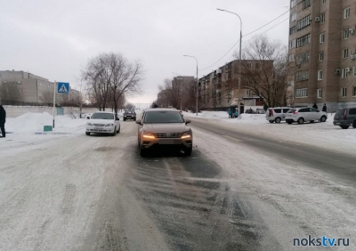 В Новотроицке на пешеходном переходе под колеса иномарки попала женщина