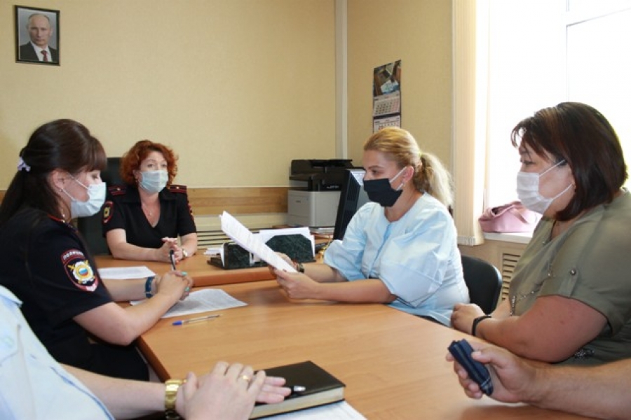 В Новотроицке общественники и полицейские обсудили вопросы реализации миграционного законодательства
