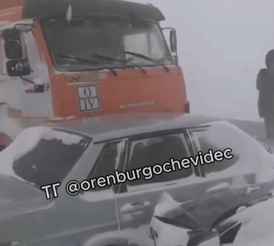В Оренбуржье на заснеженной трассе мусоровоз протаранил легковушки