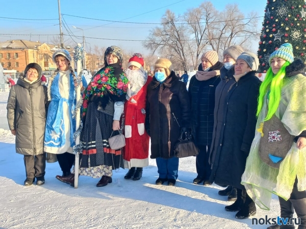 В Новотроицке КЦСОН провел новогоднее автопутешествие по городским елкам