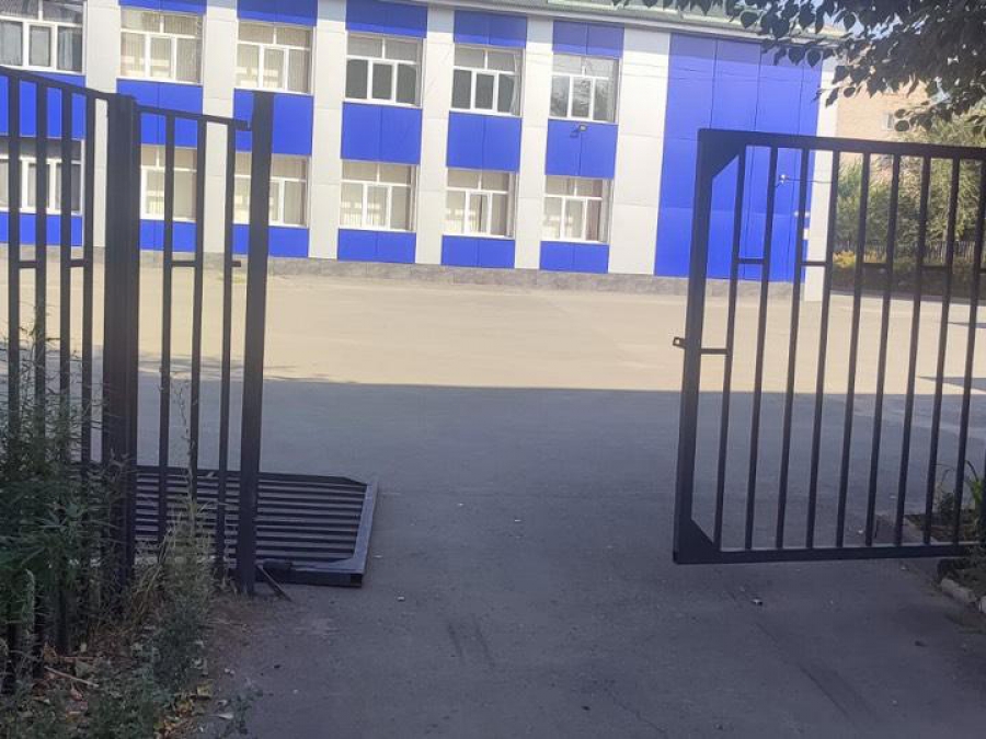 На ул. Пушкина автомобилист протаранил забор школы