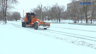 Очистка дорог от снега - традиционная тема для Новотроицка год от года