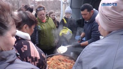 Более 1000 орчан бесплатно накормил пловом частный повар из Новотроицка