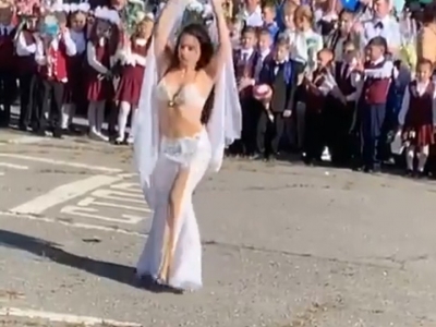 В хабаровской школе учительница исполнила танец живот на линейке (Видео)