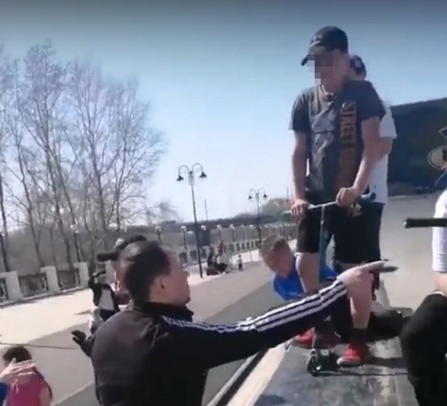 В Оренбурге мужчина обматерил детей на самокатах