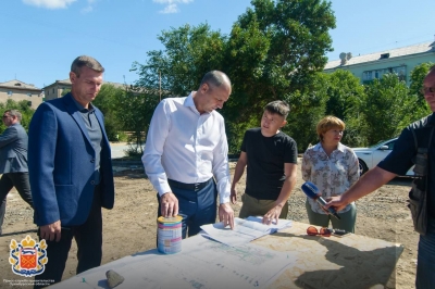 Денис Паслер проверил ход обновления общественных территорий Новотроицка