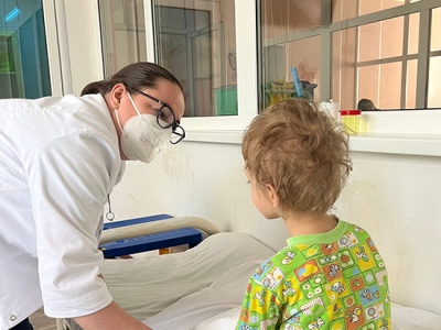 Оренбургские медики спасли жизнь ребенку из семьи украинских беженцев