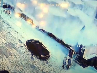 Мощная «лавина» с крыши уфимского морга накрыла людей и автомобиль (Видео)