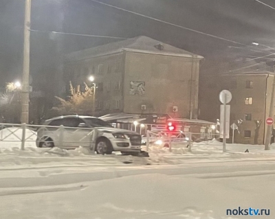 В Новотроицке иномарка протаранила ограждения трамвайной остановки
