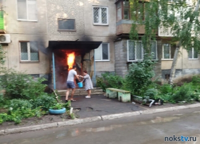 В Новотроицке местные жители тушили пожар в подъезде