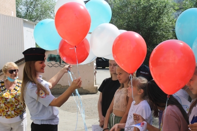 В честь Дня России новотроицкие полицейские вместе с детьми запустили в небо воздушные шары