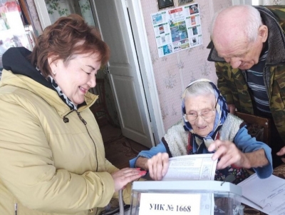 В Оренбургской области на выборах свой голос отдала столетняя избирательница