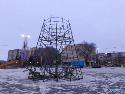 На площади перед администрацией устанавливают главную ёлку Новотроицка
