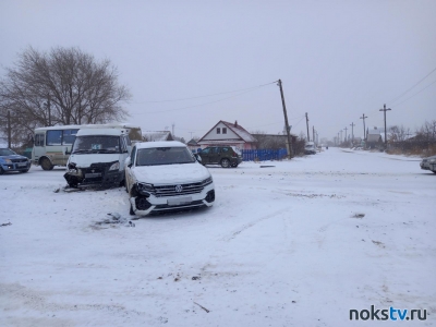 Водитель иномарки спровоцировал тройное ДТП на ул. Ломоносова