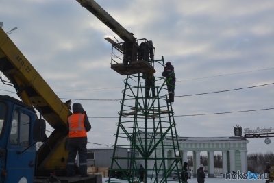 В Новотроицке демонтируют последнюю новогоднюю елку