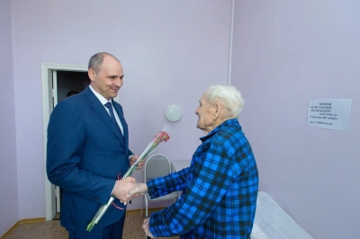 Денис Паслер навестил в областном госпитале ветеранов ВОВ