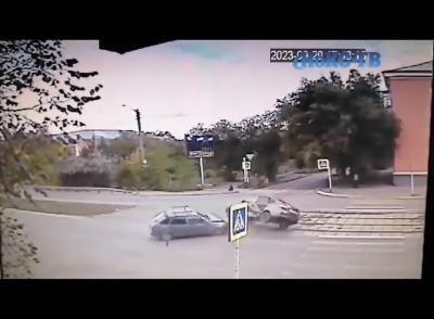 Камера ООО «НоКС» зафиксировала сокрушительную аварию на перекрестке