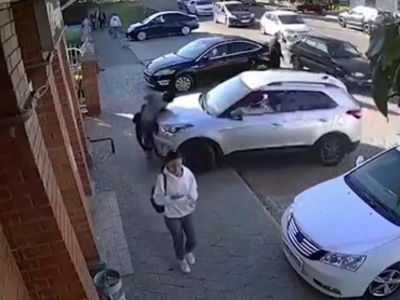 Автоледи, паркуясь, впечатала в стену женщину с ребенком (Видео)