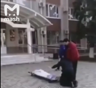 Родственники умершей женщины принесли её труп к мэрии после незаконных требований морга (Видео)