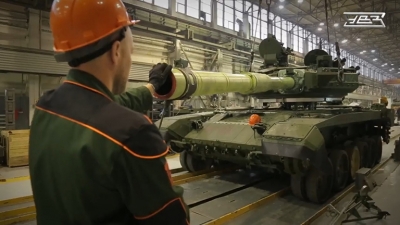 «Уралвагонзавод» отправил новую партию танков Т-90М «Прорыв» по заказу Минобороны (Видео)