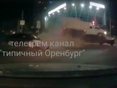 «ГАЗель» опрокинулась от удара. Момент сокрушительного ДТП в Оренбурге запечатлел видеорегистратор (Видео)
