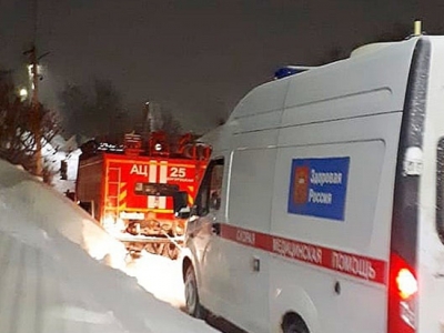 Машина скорой помощи застряла в снежном заносе. На помощь к медикам и пациенту пришли спасатели (Фото)
