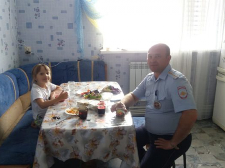 Полицейский из Оренбуржья приютил 6-летнюю девочку, чьи родственники пострадали в ДТП