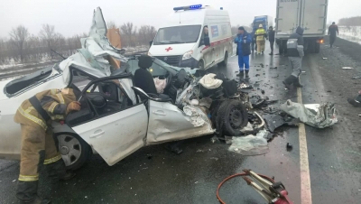 Смертельная авария: в Оренбуржье на трассе «легковушка» врезалась в грузовик
