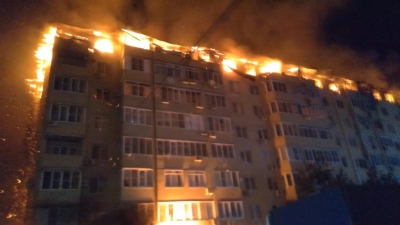 Масштабный пожар, вспыхнувший на крыше многоэтажки в Краснодаре, тушили всю ночь (Видео)
