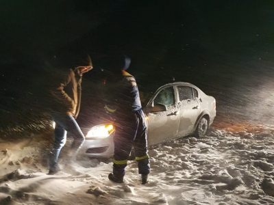 Две машины с оренбуржцами попали в снежный плен. На помощь к гражданам отправились сотрудники областной аварийно-спасательной службы (Фото и видео)