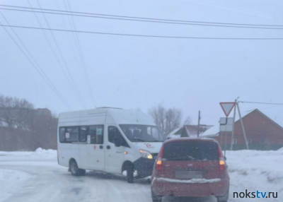 В Новотроицке маршрутка попала в аварию