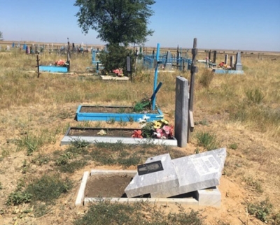 В Акбулакском районе вандалы разрушили надгробие могилы ветерана